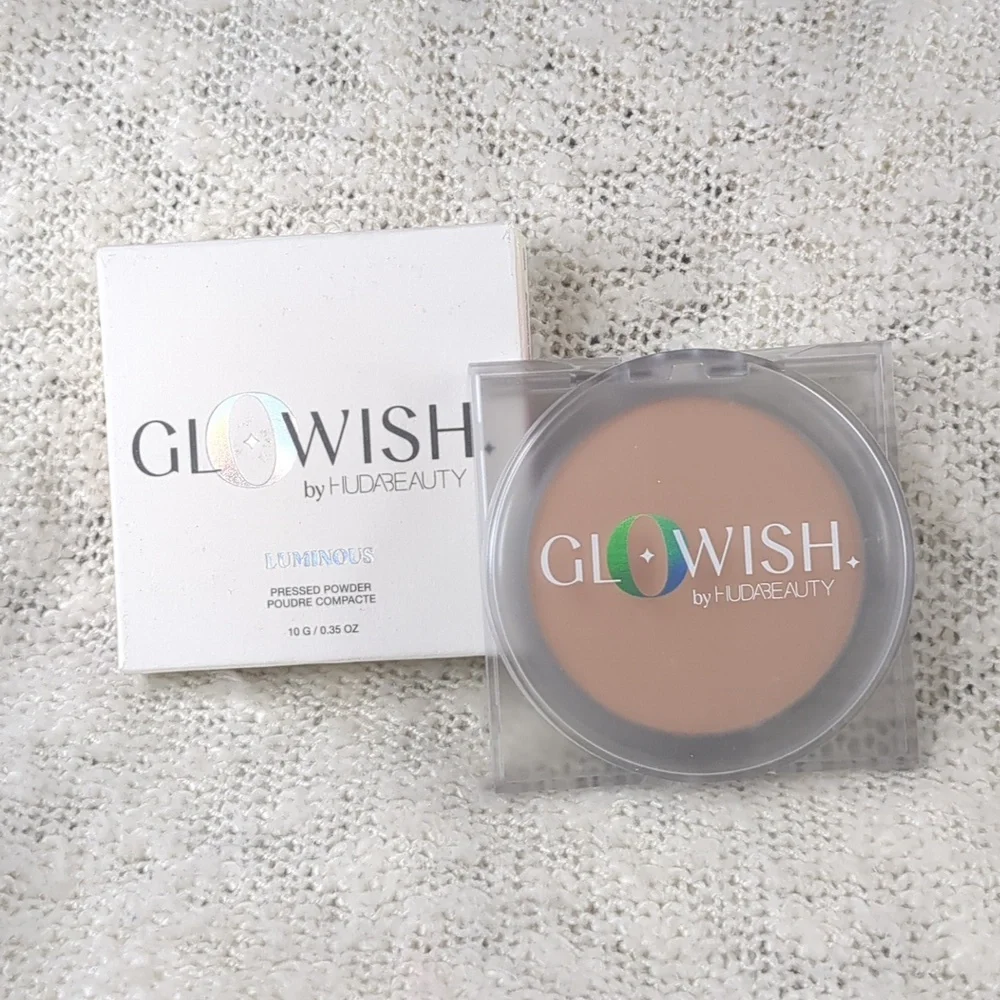 HUDA BEAUTY GloWish Luminous Pressed Powder in 00 PORCELAIN, 10g/0.35oz